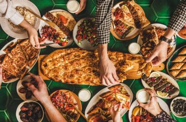 rsz_muslim-traditional-ramadan-iftar-family-dinner 870×537-min